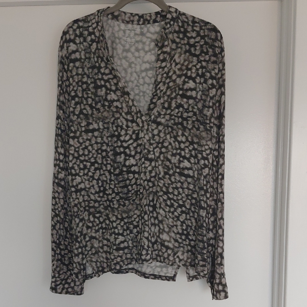 Chic Black and Gray Blouse with Notched Collar
